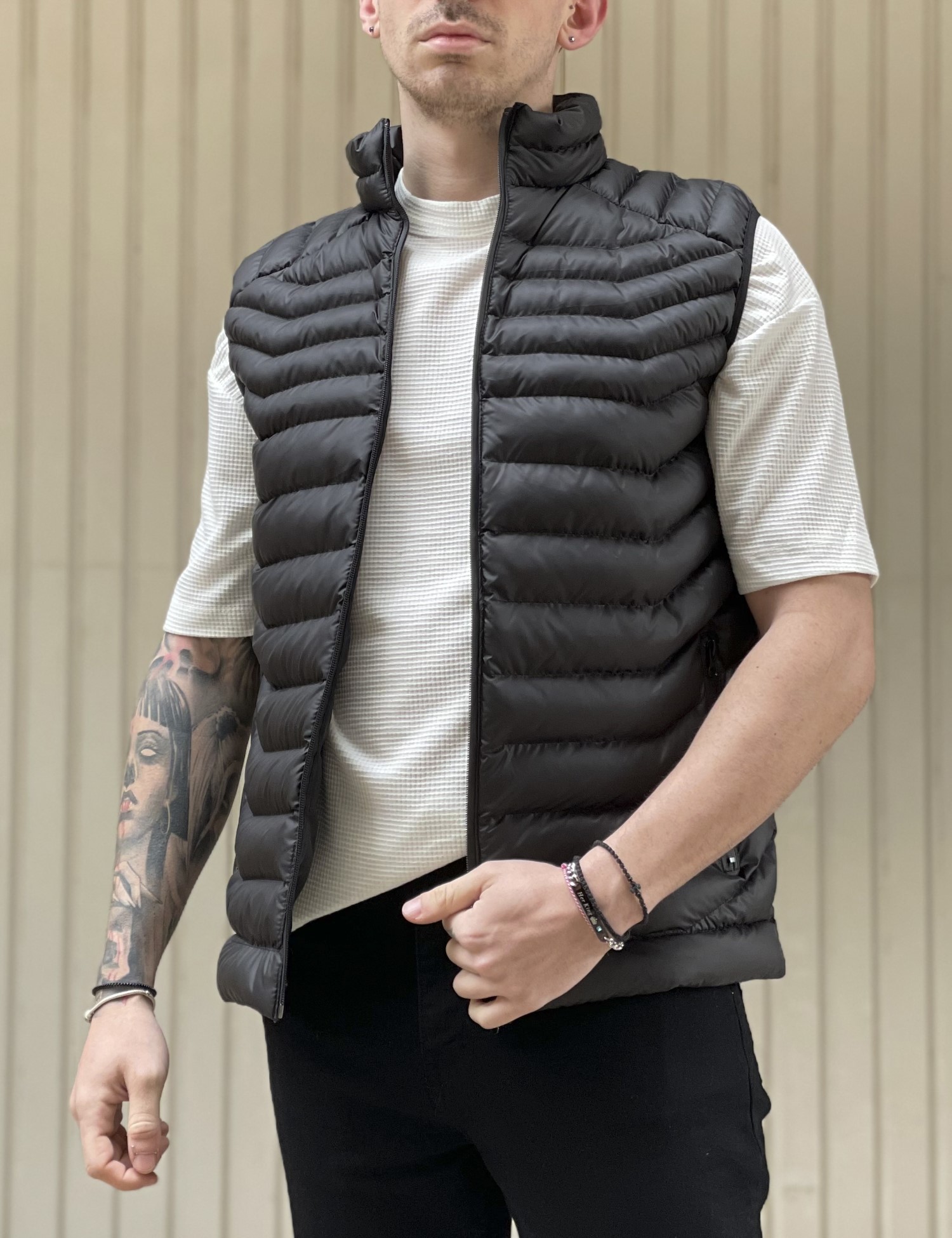 Ανδρικό μαύρο αμάνικο μπουφάν καπιτονέ 3417 φωτογραφία